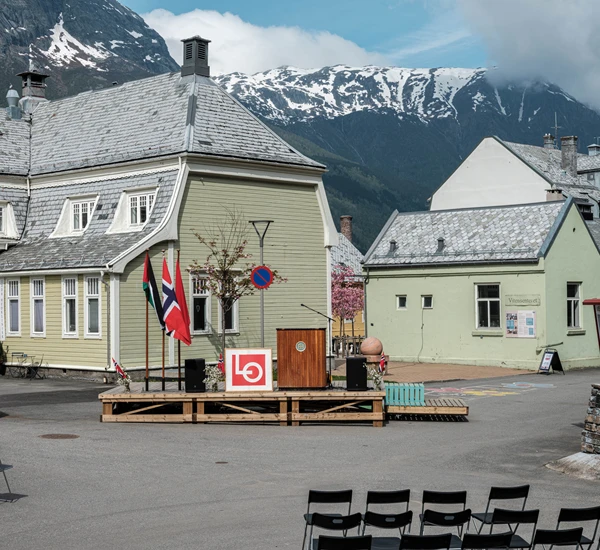 Lindeplassen i Odda er pyntet til 1. mai med flagg og talerstol. Foto.